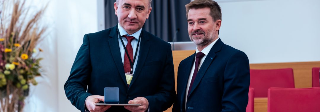 Udělení Pamětní medaile ústavu